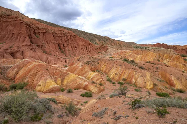 Multicolor mountains in the gorge Fairy Tale against the background of a cloudy sky. — Stock Photo, Image