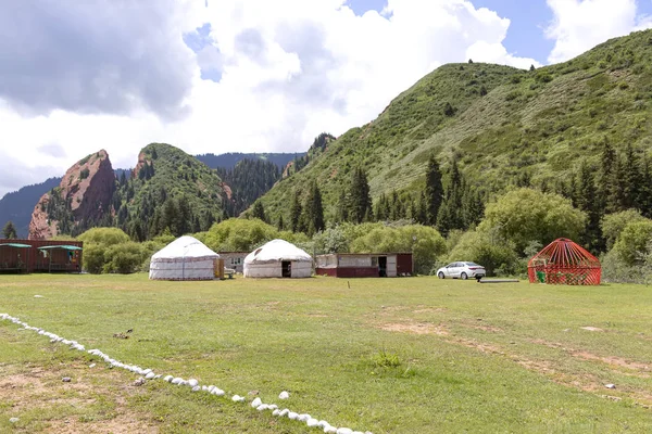 岩石破碎的心在杰蒂奥古兹峡谷吉尔吉斯斯坦与白色蒙古包在前景 — 图库照片