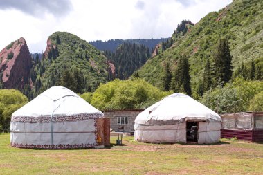 Jeti Oğuz geçidi Kırgızistan'da Rock Broken Heart ön planda beyaz yurtlar ile Kırgızistan