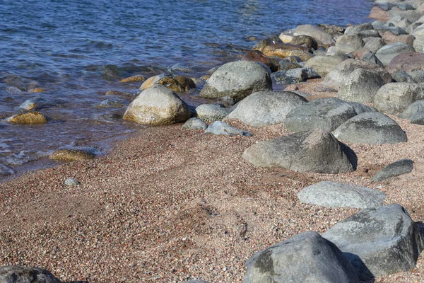 Камни и песок в чистой воде на пляже горного озера Иссыл-Куль — стоковое фото