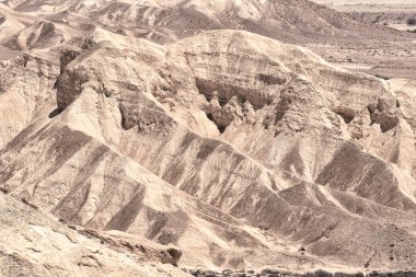 Negev Çölü. Qing Vadisi 'nin kireçtaşı dağlarının manzarası.