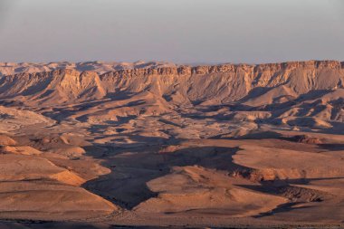 Gün batımında Ramon Krateri 'nin sıradağlarının manzarası. Negev Çölü. İsrail