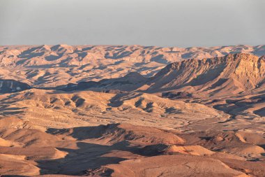 Gün batımında Ramon Krateri 'nin sıradağlarının manzarası. Negev Çölü. İsrail