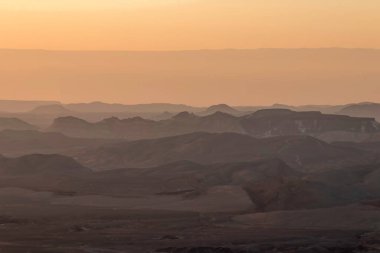 Sabahın erken saatlerinde, Negev Çölü 'ndeki Ramon Krateri' nin sisli bölgelerinde.