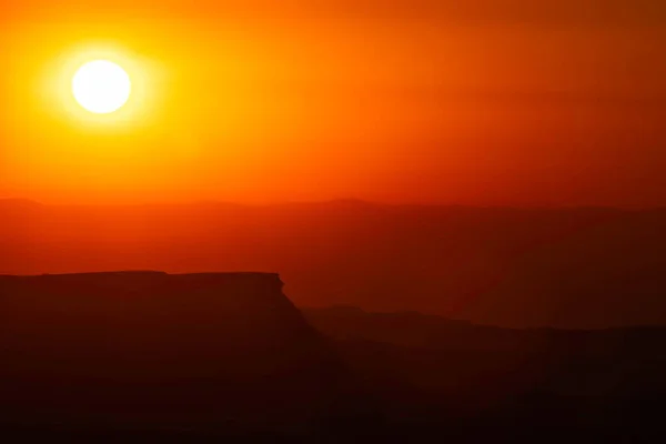 Nascer do sol colorido sobre a cratera Ramon no deserto de Negev — Fotografia de Stock