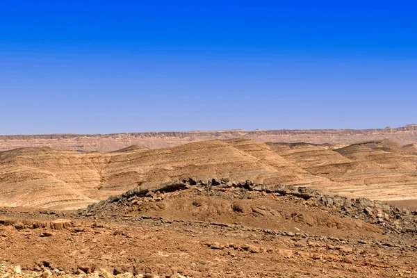 Vista de las montañas coloridas del cráter Ramón con rastros de eventos geológicos. Desierto del Negev. — Foto de Stock