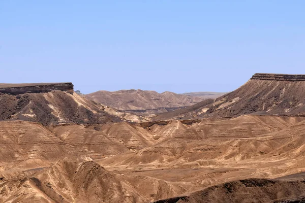 Vista del cratere Ramon montagne colorate con tracce di eventi geologici. Deserto del Negev. — Foto Stock