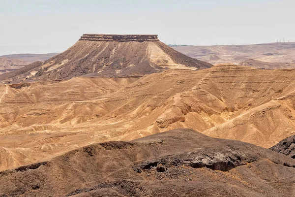 Widok na krater Ramon kolorowe góry ze śladami wydarzeń geologicznych. Pustynia Negew. — Zdjęcie stockowe