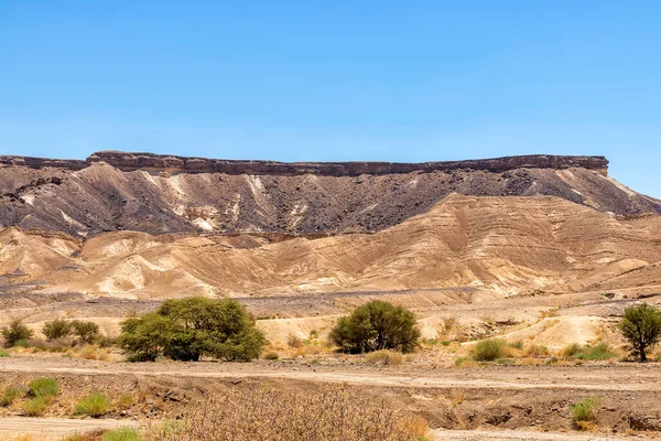 Vista del cratere Ramon montagne colorate con tracce di eventi geologici. Deserto del Negev. — Foto Stock