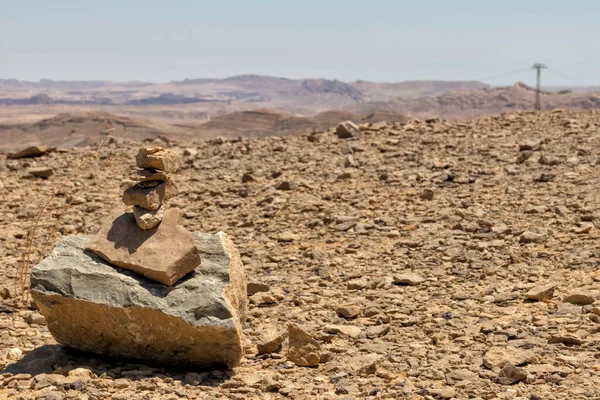 Pamiątkowa kairnia na szczycie wzgórza w Ramon Crater — Zdjęcie stockowe