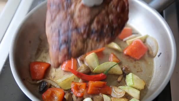 在平底锅中用蔬菜煮肉 — 图库视频影像
