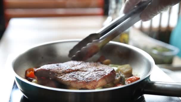 在平底锅中用蔬菜煮肉 — 图库视频影像