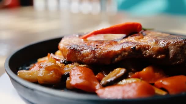 Servire Carne Con Verdure Ristorante — Video Stock