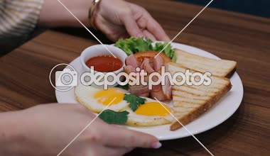 Pastırma ve tost ile kızarmış yumurta kahvaltı