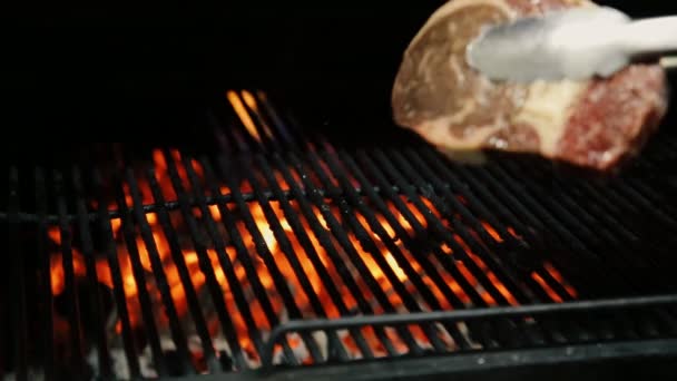 Cook Stawia Mięso Grillu — Wideo stockowe