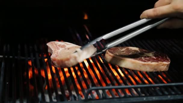 Koch Legt Das Fleisch Auf Den Grill — Stockvideo