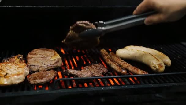 Μάγειρας Γυρίζει Κρέας Στη Σχάρα — Αρχείο Βίντεο