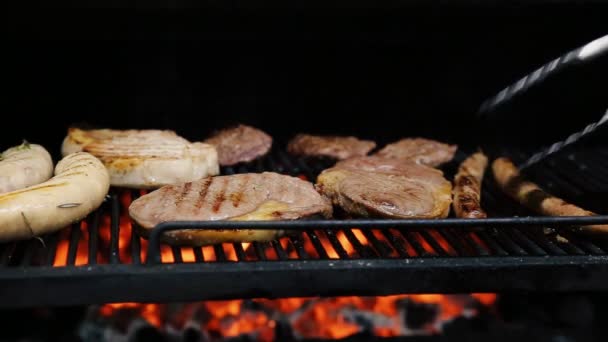 Cuocere Gira Carne Sulla Griglia — Video Stock