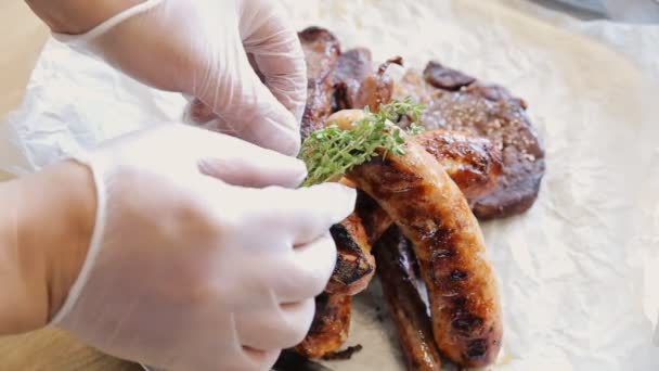 Servir Carne Salchichas Mesa — Vídeos de Stock