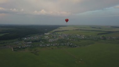 Kırmızı hava balon gökyüzünde