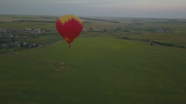 Κόκκινο Αερόστατο Στον Ουρανό — Αρχείο Βίντεο