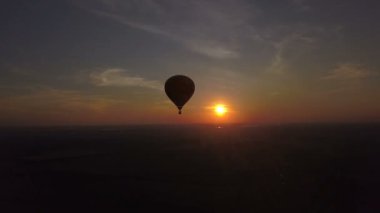 Kırmızı hava balon gökyüzünde