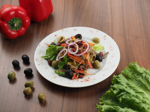 Et, zeytin, soğan, fasulye ve biber salatası — Stok fotoğraf