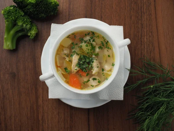 Supă de pui cu cartofi, roșii, ierburi și broccoli — Fotografie, imagine de stoc