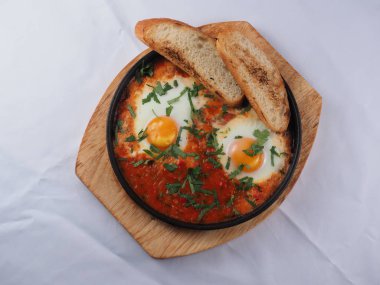 Domates soslu kızarmış yumurta