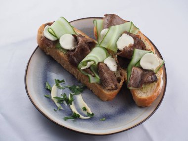 Sığır peyniri ve salatalık ile Ciabatta