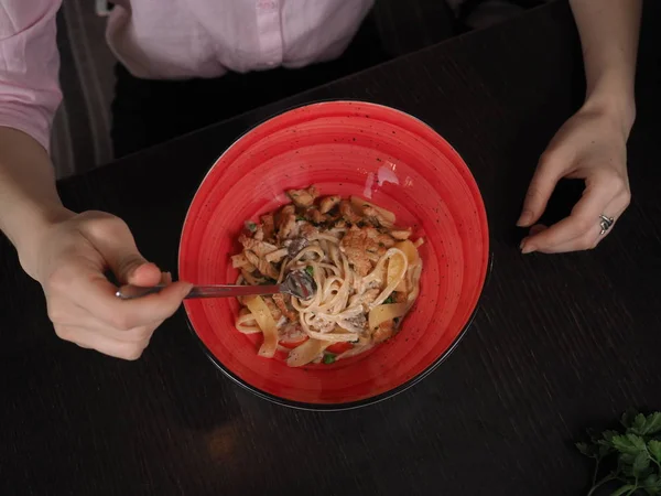 イタリアのパスタを食べる若い女性 ストックフォト