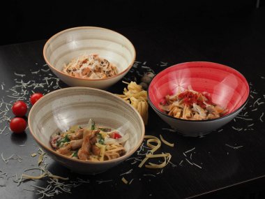 Masada bir tabakta peynir ile Spagetti