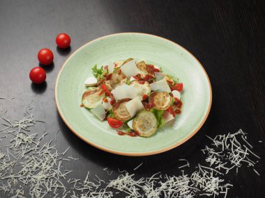 Izgara kabak, peynir, marul ve kiraz domates ile taze salata