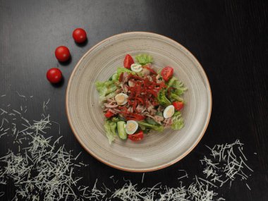 Sağlıklı salata. Haşlanmış et, sebze ve Bıldırcın yumurta salatası