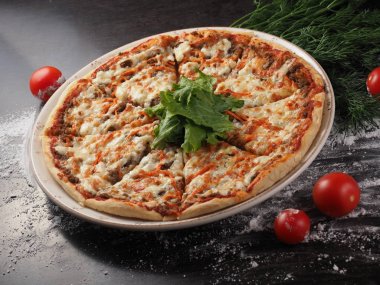Mozzarella, domates ve et ile Pizza