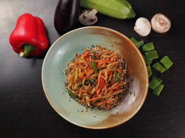 Et ve sebzeli Wok noodle.