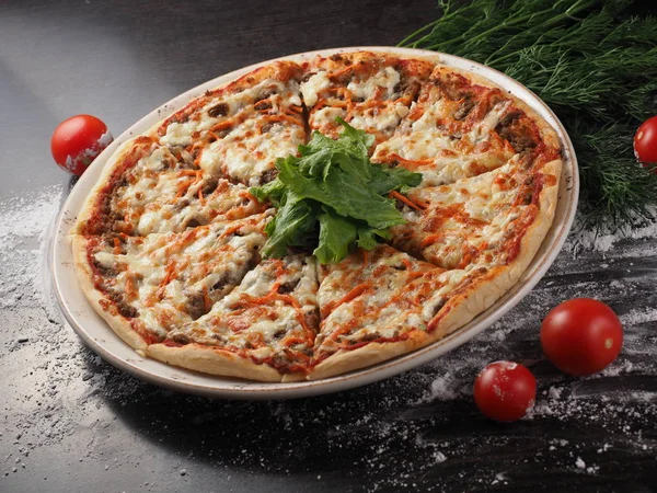 Mozzarella, domates ve et ile Pizza