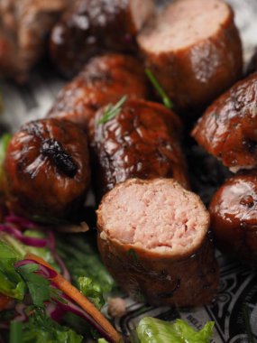 Izgara sosis ve sebze.