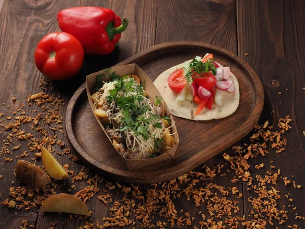 肉とチーズの焼き芋と新鮮な野菜 ロイヤリティフリーのストック画像