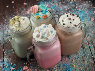 Ahşap masada lezzetli kokteyller ve tatlılar