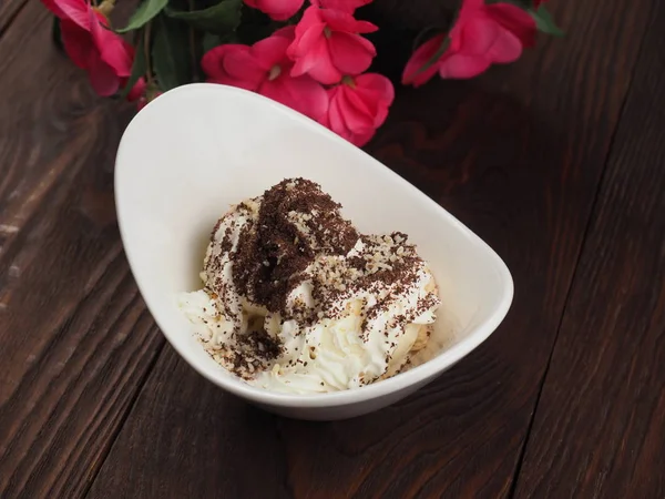 Bol de glace aux pépites de chocolat — Photo