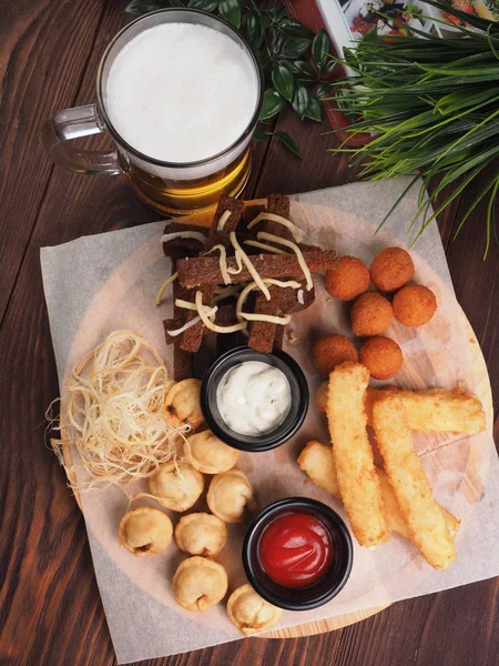 Bira için aperatifler büyük set kızarmış peynir topları, pigtail peynir, kızarmış köfte içerir