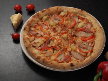 Bir tabaktabakta jambon, tavuk, biber ve peynir ile Pizza