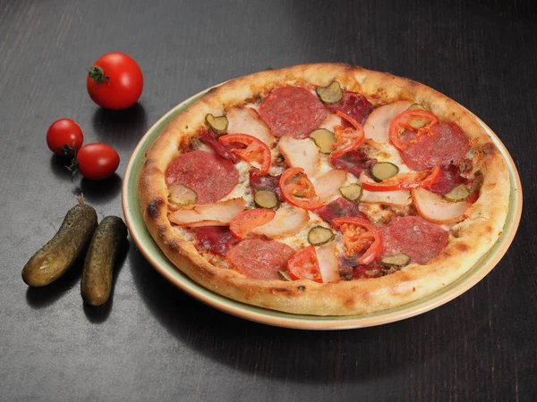 Pizza z salami, kurczaka, pomidory i Ogórki marynowane na talerzu Zdjęcia Stockowe bez tantiem