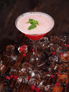 Kızılcık buz ve nane kokteyli