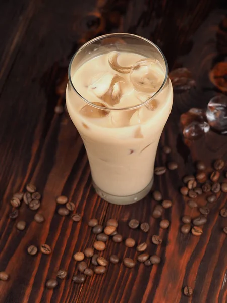 Lait avec café et glaçons. Boisson froide d'été . — Photo