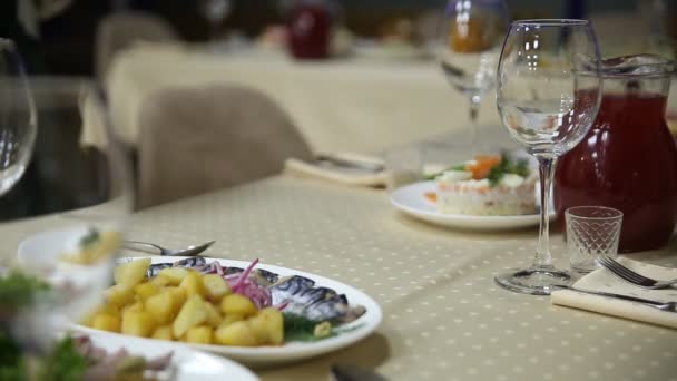 Camarero Pone Plato Fruta Mesa — Vídeo de stock