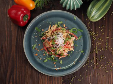 Tavuklu, domatesli, susamlı, turplu, fındıklı ve yeşil sebzeli Asya pilavlı erişte salatası.