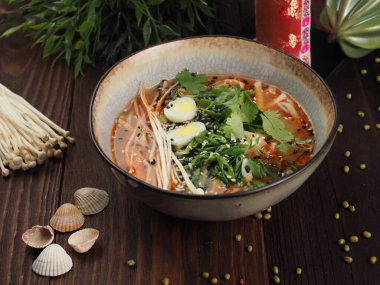 Kimchi çorbası. Geleneksel Kore yemeği. Tahta masadaki bir kasede kimchi çorbası..