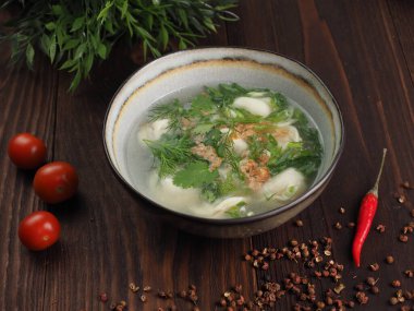 Et ve ekşi kremalı hamur tatlısı Pelmeni Rus ulusal yemeği.